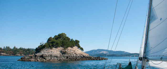 Short sails and ashore to yellow Island
